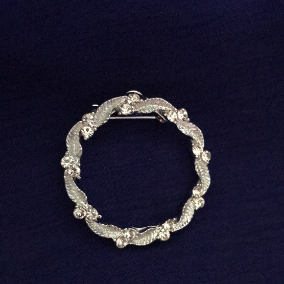 Pretty Vintage Silvertone GERRY'S Clear Rhinestone Round Wreath Brooch Pin - Picture 9 of 9